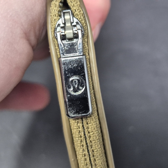 Lulu Lemon Atheltica City Street Card Wallet - Picture 4 of 7